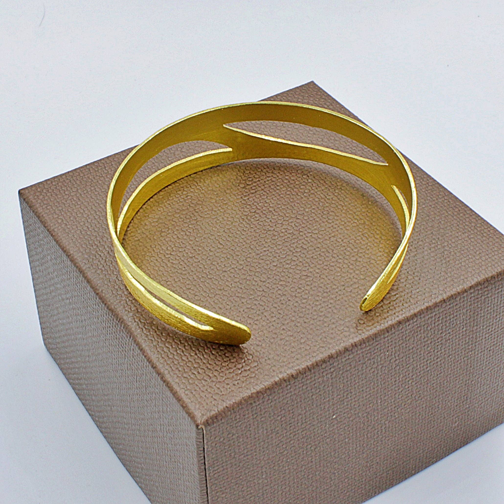 LA MAR - Wholesale Cuff Bracelet - AURA gold-plated bracelet - Design with character9