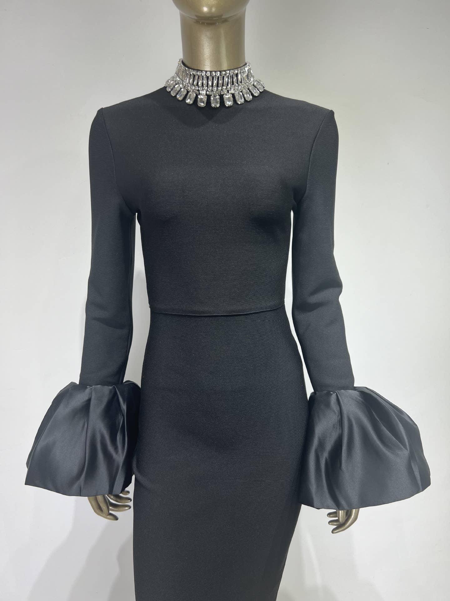 Nero DR073 Abito nero sofisticato con polsini svasati in diamante in vendita all'ingrosso su Faire6