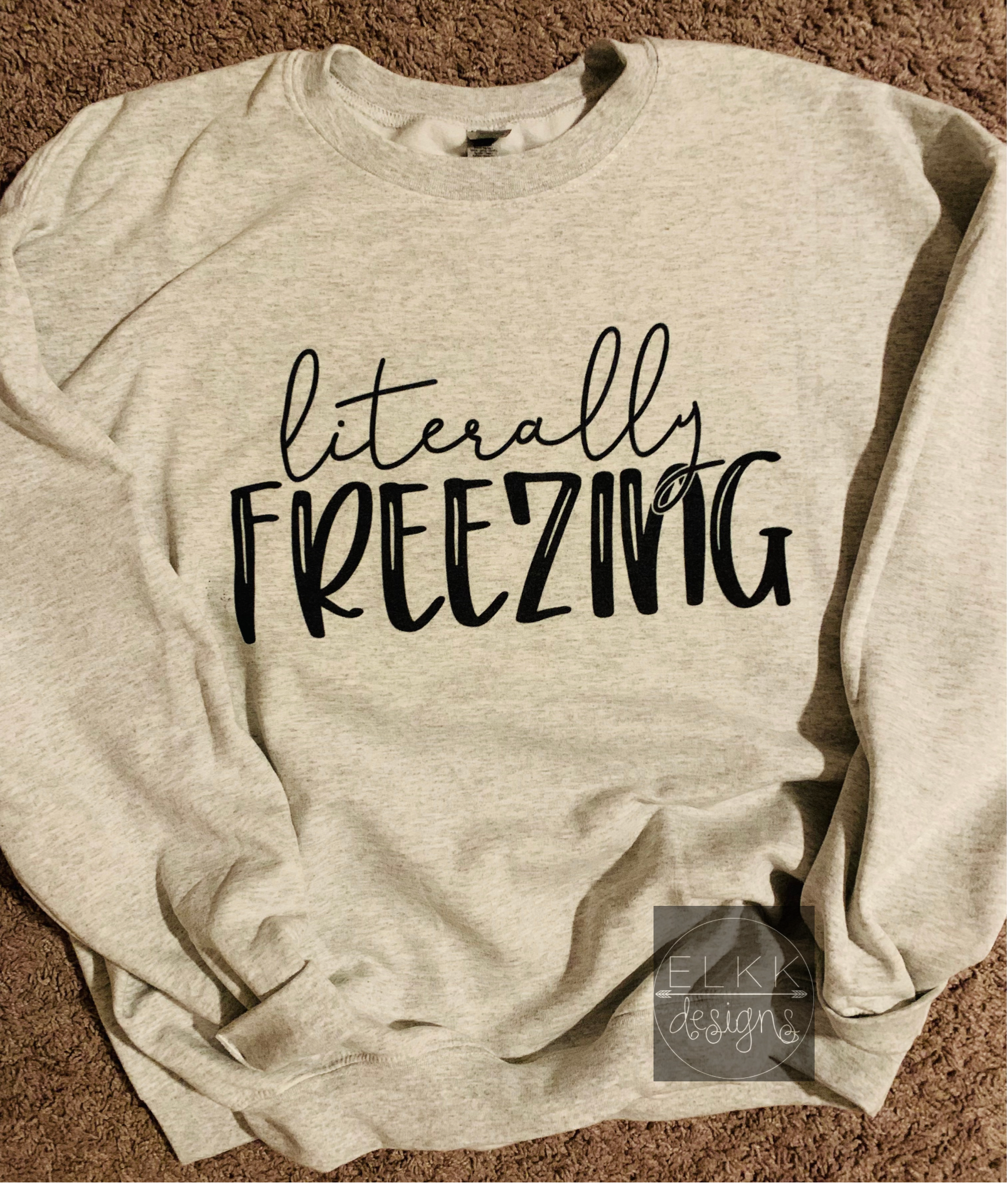 Elkk Designs – Engroshandel Grafisk Sweatshirt - Dame – Bogstaveligt frysning1