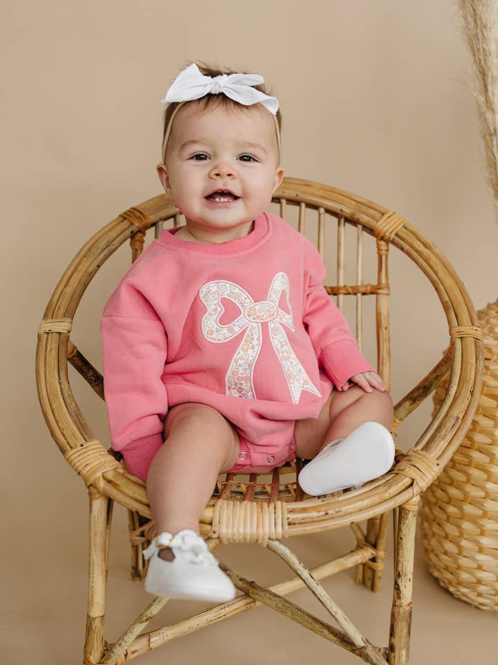 Little Joy Co. - Vendita all'ingrosso Tutina (senza piedini) - Neonati - Tutina felpata con fiocco floreale applicato0