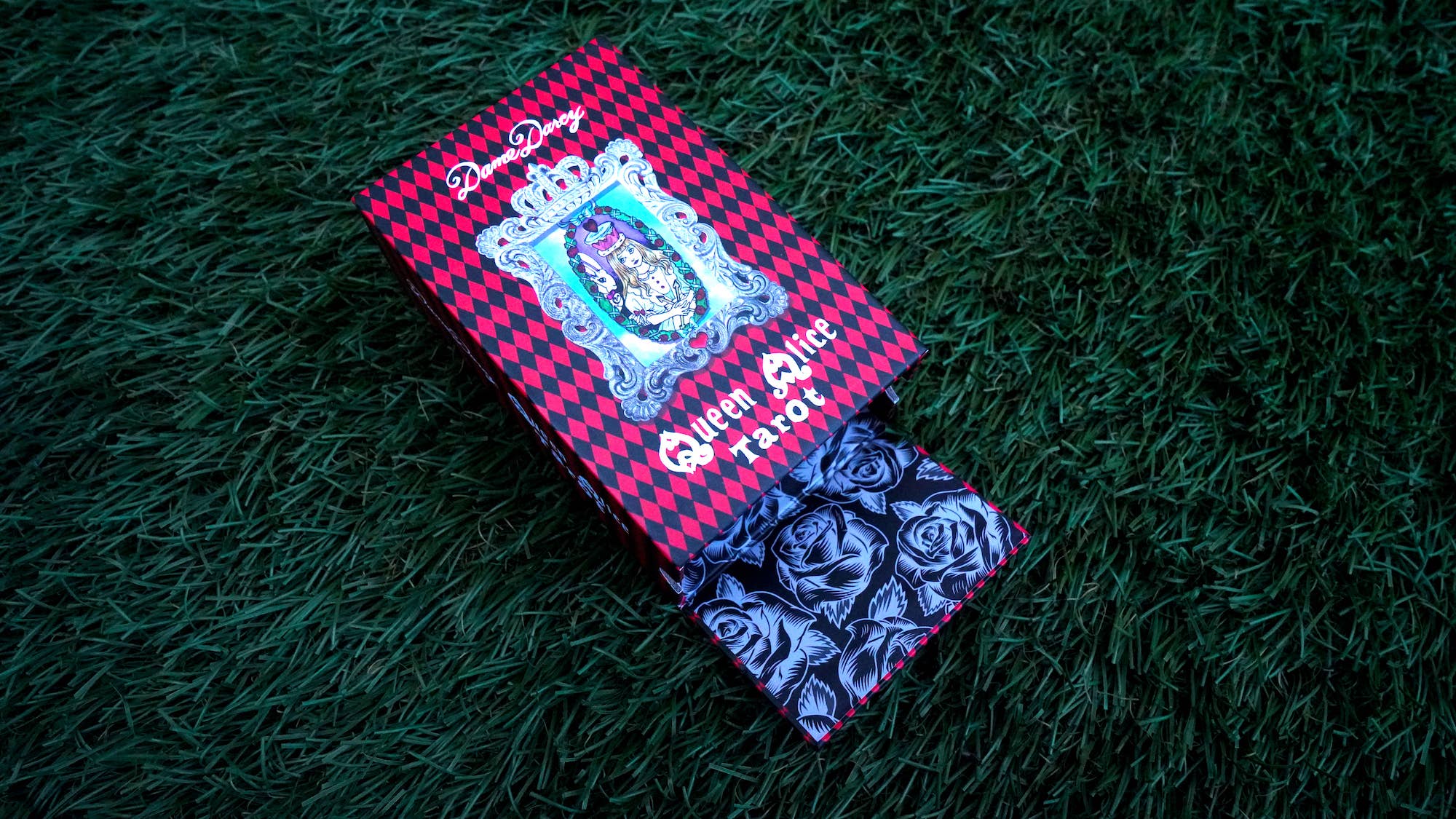 Dame Darcy - Wholesale Tarot Cards - Dame Darcy Queen Alice Tarot Silver Edition5