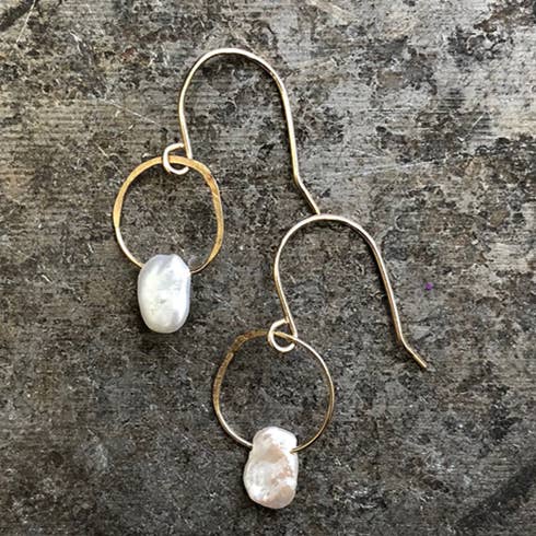 Orecchini con perla portafortuna per la vendita all'ingrosso da parte di Emilie Shapiro Jewelry