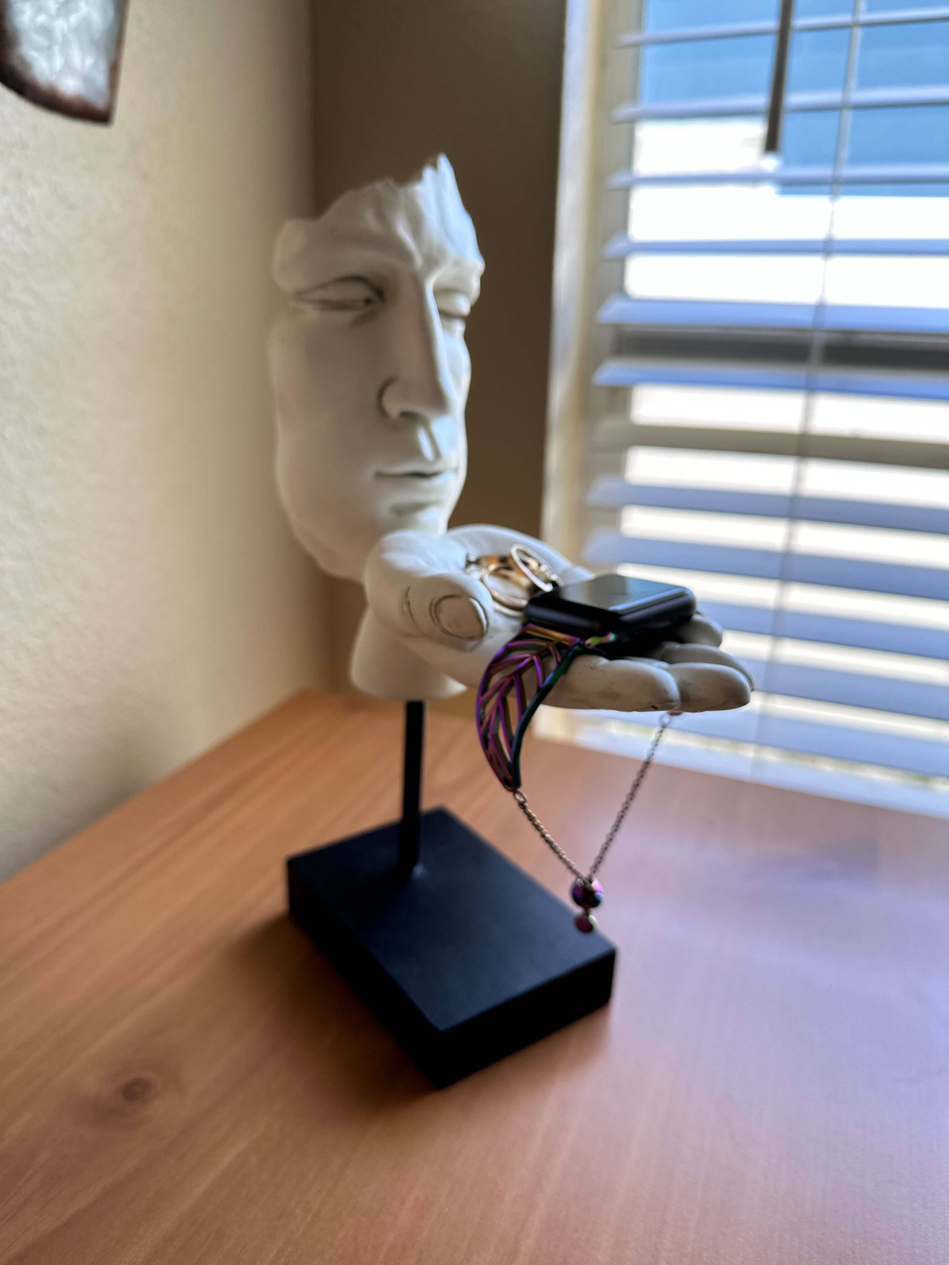 Zeckos - Vendita all'ingrosso Scultura - Scultura decorativa Blowing A Kiss in resina da 12 pollici con base da museo7