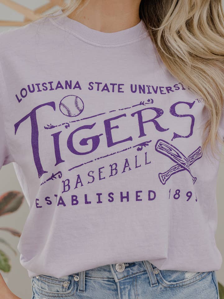 T-shirt violet Comfort Colors LSU Tigers RL Baseball pour la vente par LivyLu