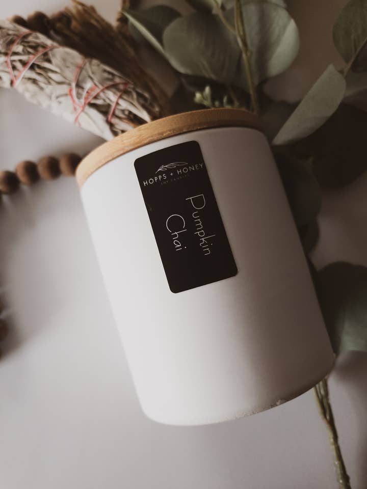 Bougie moderne en cire de soja Pumpkin Chai-Modern pour la vente par Hopps and Honey