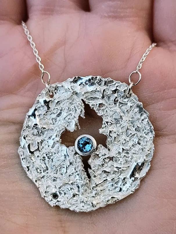 Ciondolo That Place Beyond per la vendita all'ingrosso da parte di Caroline Stokesberry-Lee Jewellery Design