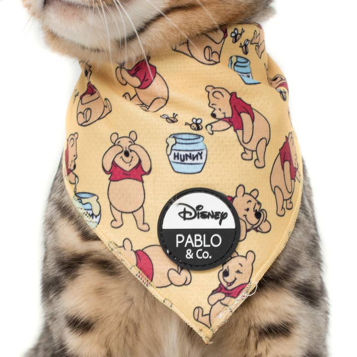 Winnie l'ourson et Bee's : Bandana pour chat pour la vente par Pablo & Co. Boutique