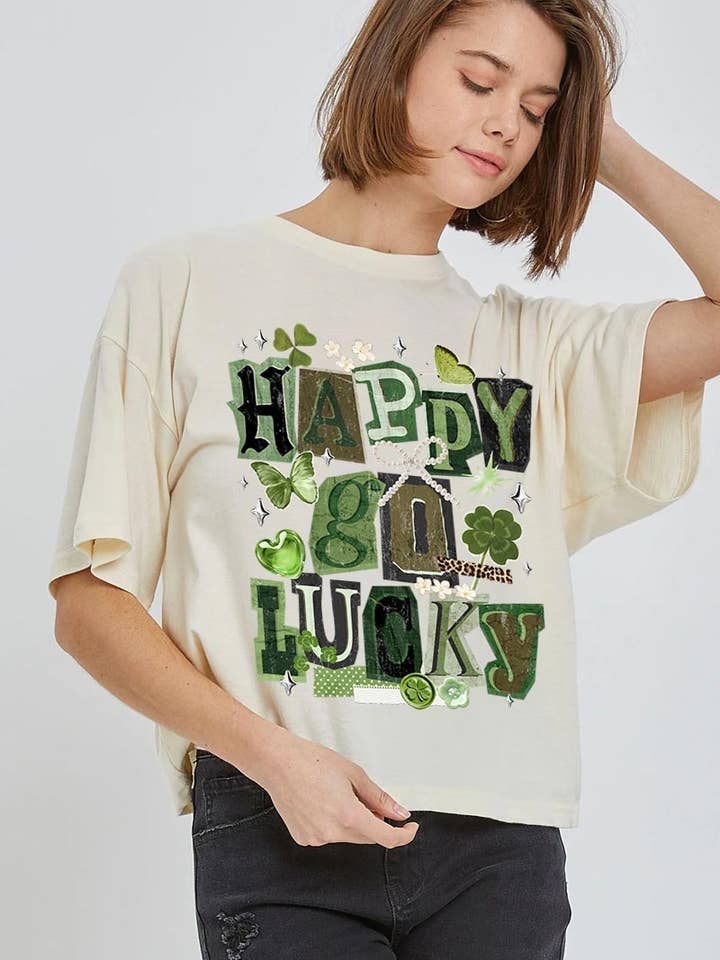 Top corto grafico rilassato Happy Go Lucky per la vendita all'ingrosso da parte di Pink Irene Wholesale