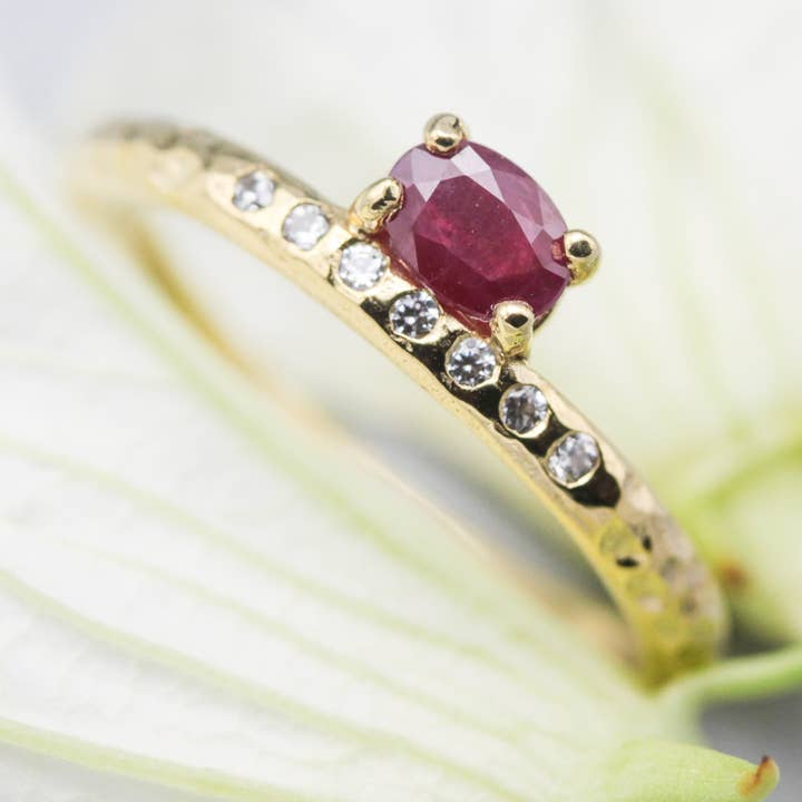 Anel Oval de Rubi com Diamantes em Banda de Ouro Texturizado de 14k por atacado de Metal Studio Jewelry