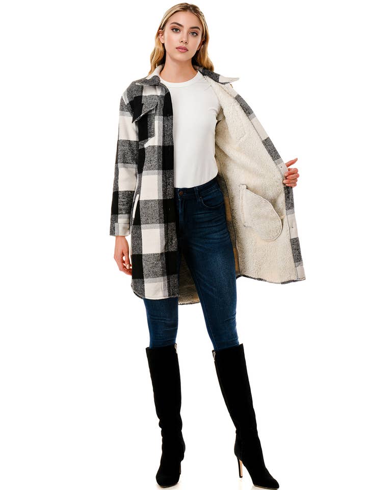 Color 5 – Großhandel Hemdjacke/Shacket – Damen – Lang geschnittene Flanelljacke mit Fellfutter, großes Karomuster