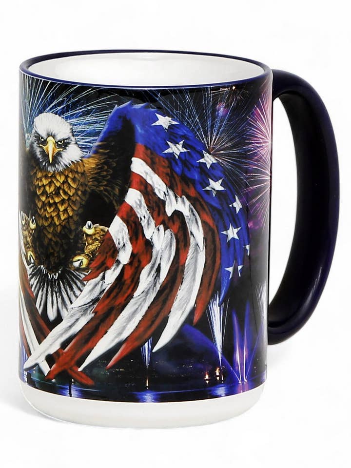 SUBLIMART : Tasse patriotique 'Tasse du 4 juillet - Aigle & Feux d'artifice' (Tasse haute de 15 oz) pour la vente par SublimArt