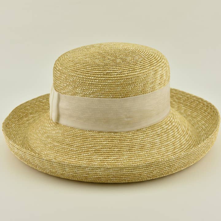 Grace hoed voor vrouwen in natuurlijk stro met een witte brede bim voor wholesale door Capri Charme