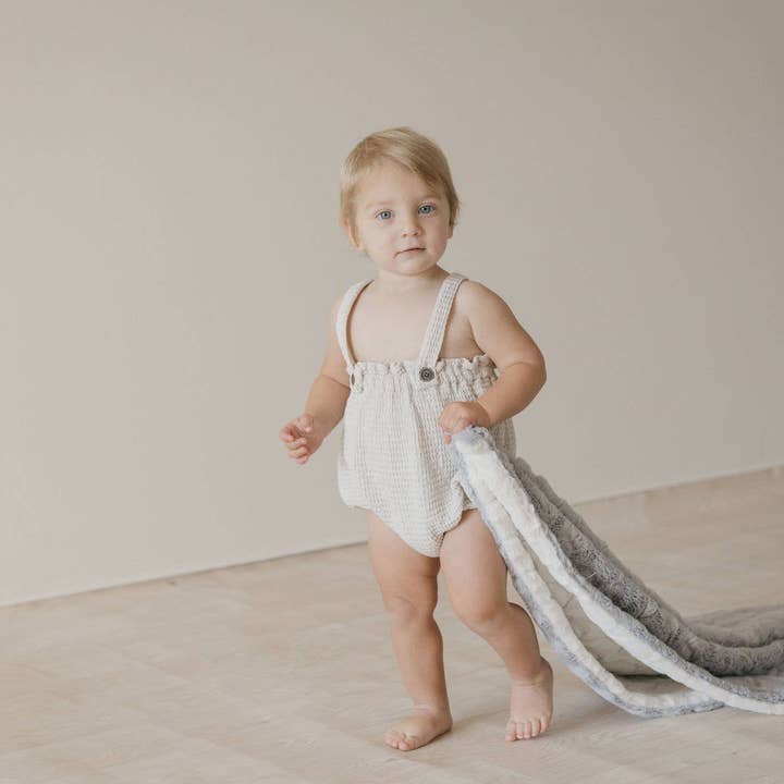 Manta de piel sintética para bebé Cuddle Cookie en zigzag, gris y marfil para venta al por mayor de briobebe. inc