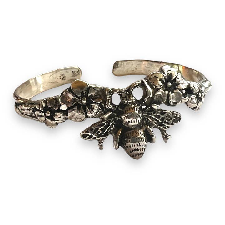Bracelet manchette Abeille et Fleurs en argent sterling pour la vente par Hi Octane | SilverBotanica