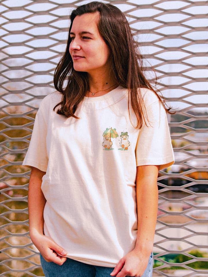 T-shirt UNISEX - Anatre sotto la pioggia per la vendita all'ingrosso da parte di Sekai of kangae