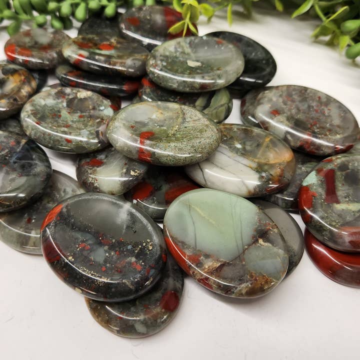 Meraki Gemstones - Vente Pierre et cristal de spiritualité - Pierre précieuse African Bloodstone Worry 50 x 40 x 10 mm (0,5 kg/1,1 lb)5