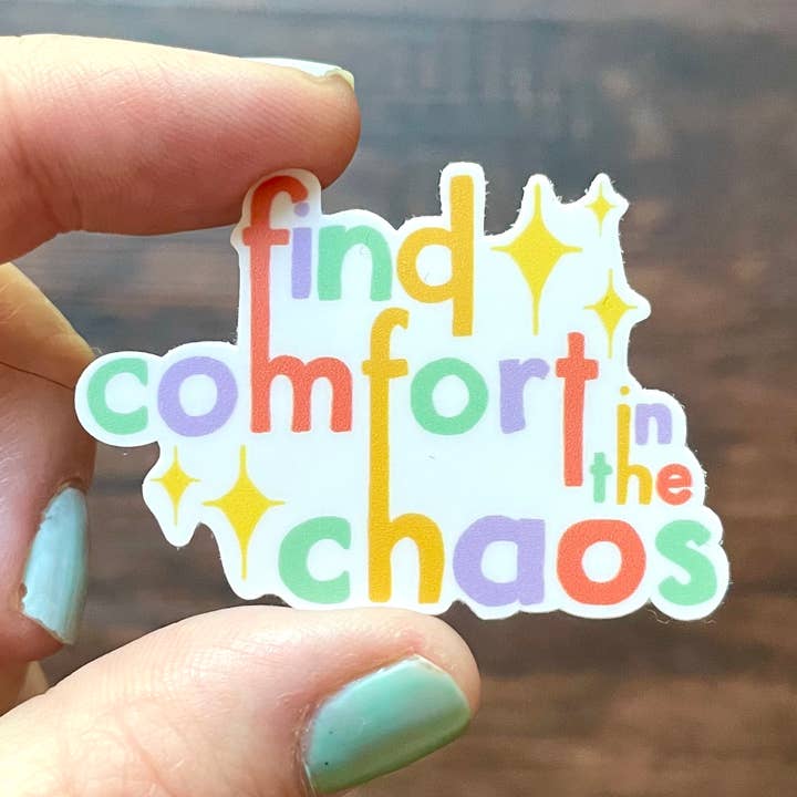 Adesivo impermeabile Trova conforto nel caos per la vendita all'ingrosso da parte di The Creative Ink