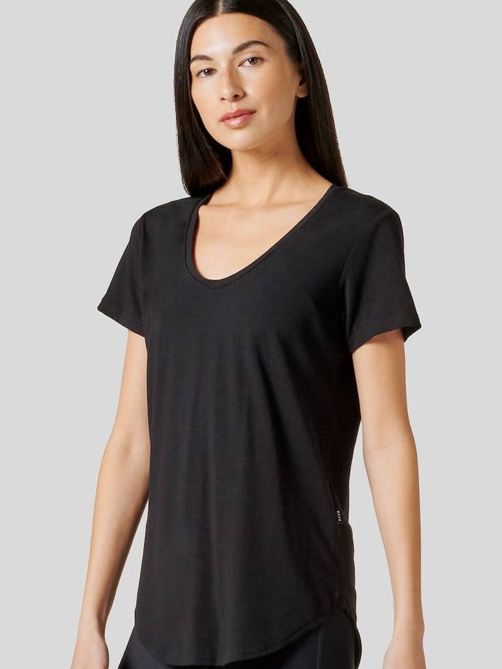 Camiseta Avery em preto por atacado de DAUB