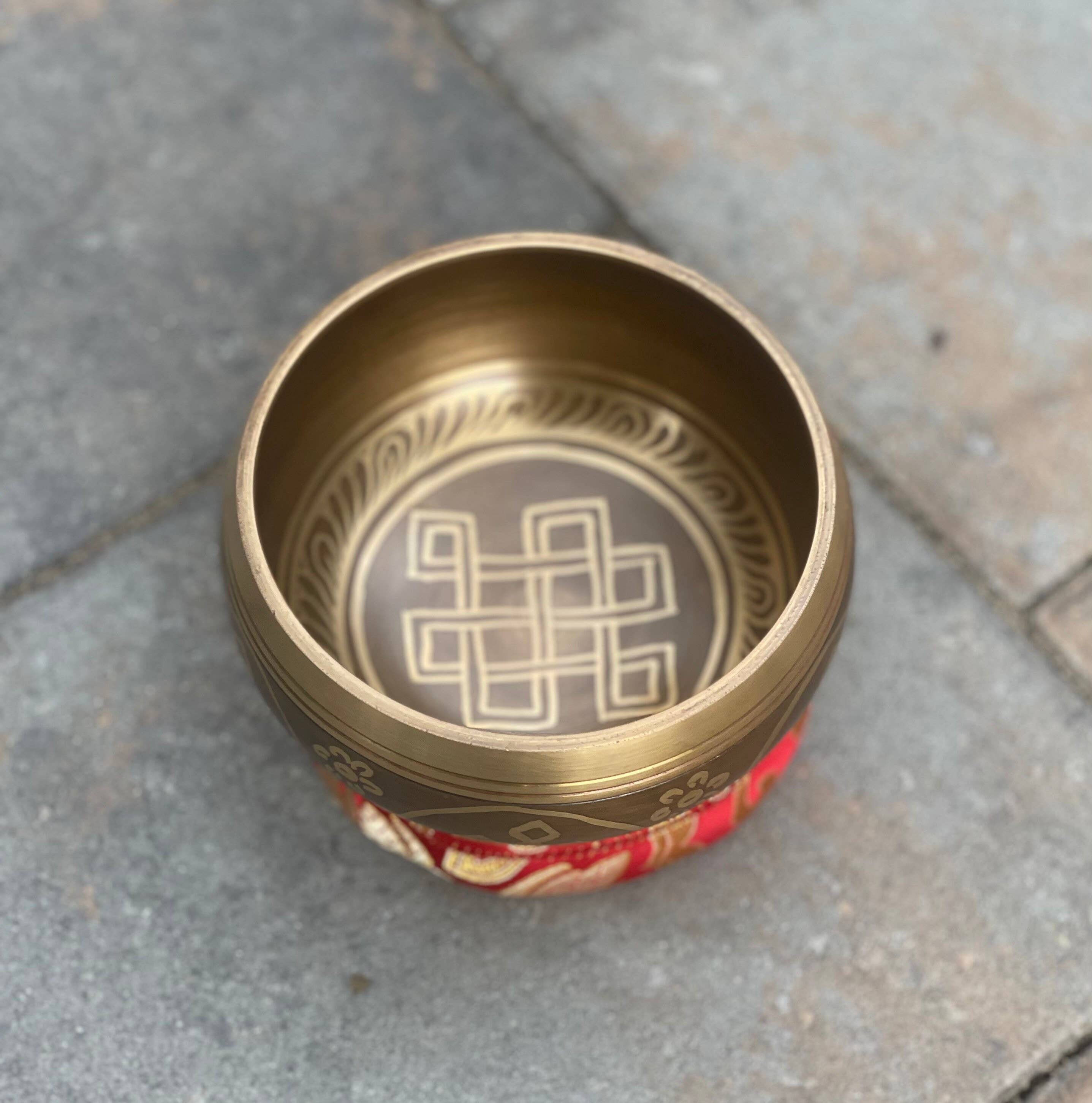 Like International – wholesale Meditationsprodukter – Tibetansk sångskålset med kudde och klubba6