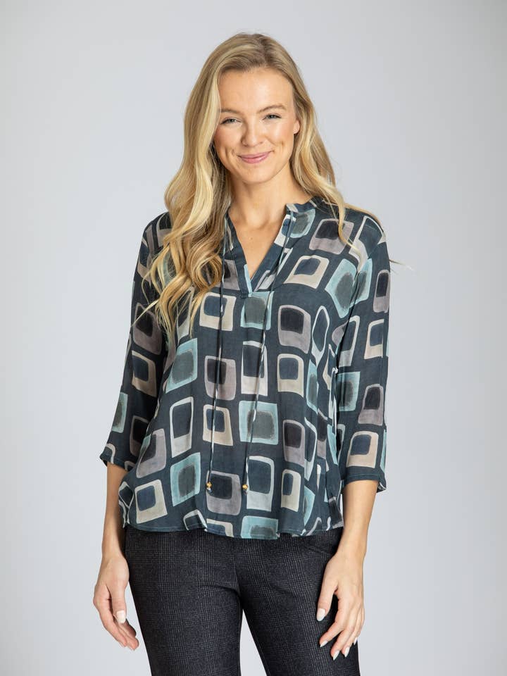 Scollo a V con nappa per la vendita all'ingrosso da parte di APNY