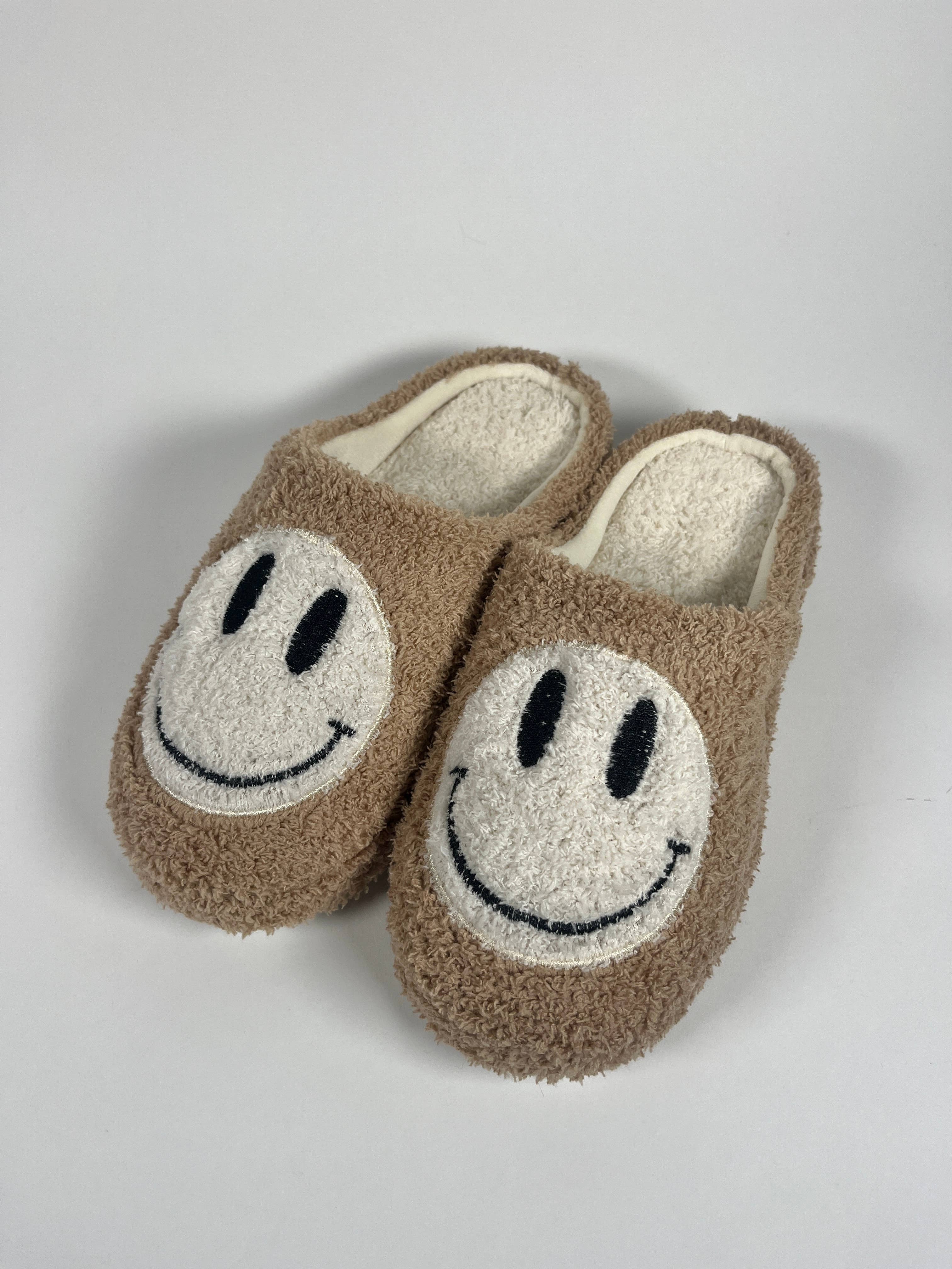 Handcraft Manufacturing Corp. - Wholesale Slippers - Women's - Cozy Smiley Clog6