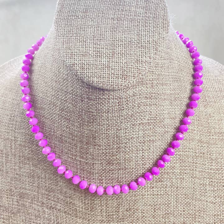 Barb//Collana annodata a mano con perline di cristallo fluorescente viola per la vendita all'ingrosso da parte di Ewelina Pas Jewelry