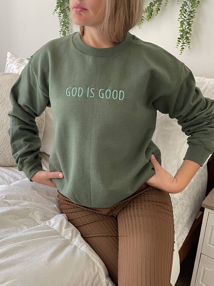 Buleana Boutique and Textiles LLC - Vente Sweat-shirt à imprimés – unisexe - Sweat-shirt à col rond unisexe brodé « God is Good » ton sur ton