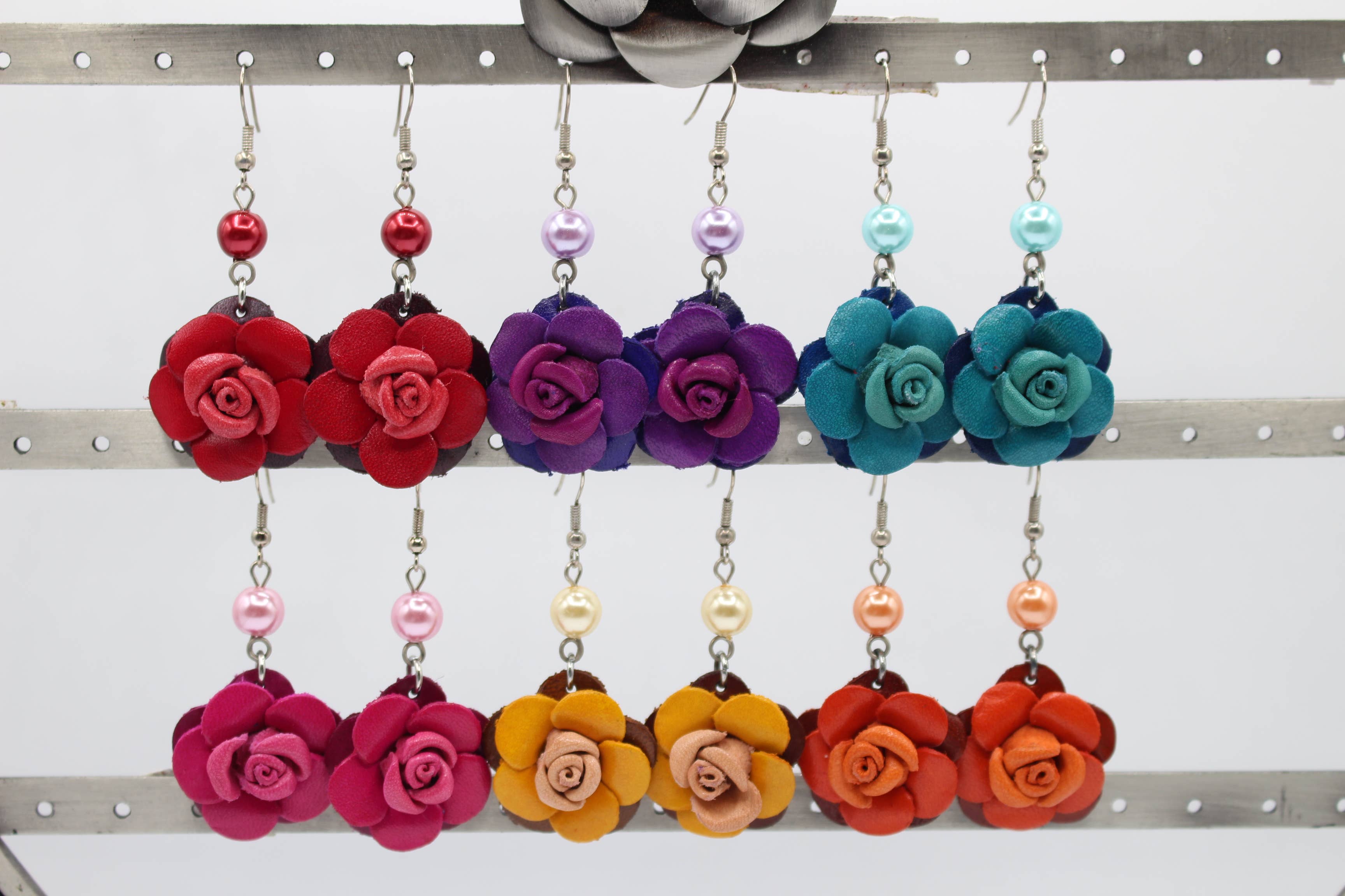 Sunflower Handmade leather inc - Vendita all'ingrosso Orecchini pendenti - orecchini a forma di rosa in pelle fatti a mano, colori assortiti3