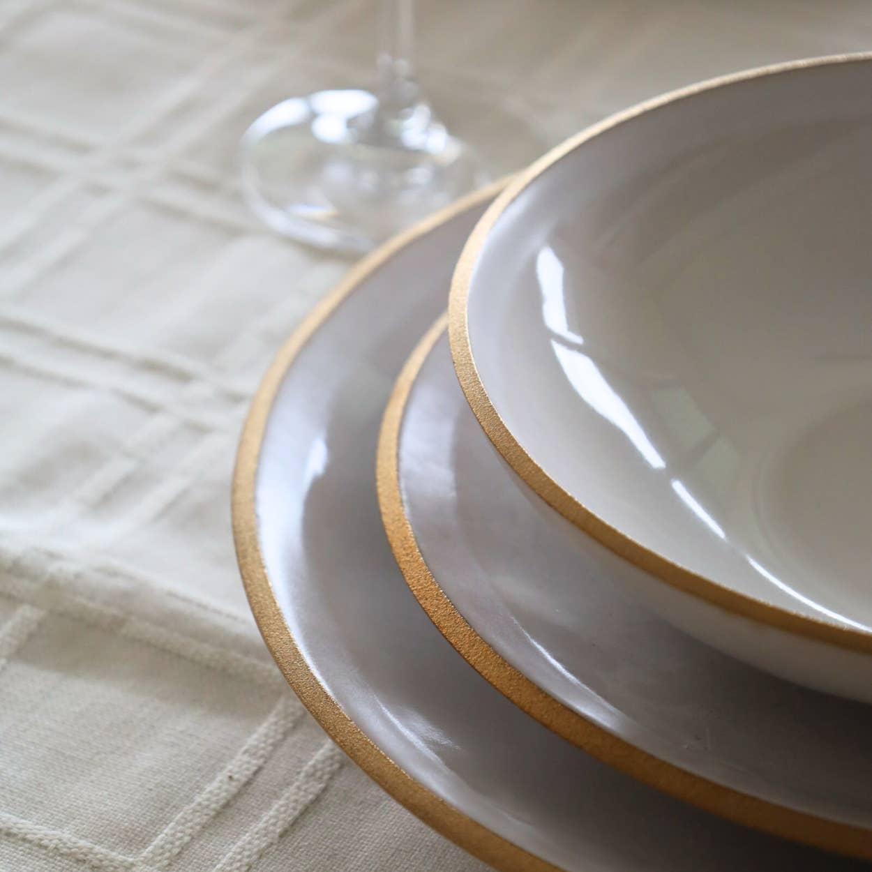 Nosse Ceramics - Vente Service à vaisselle - Service de table 12 pièces Edge ivoire et or3