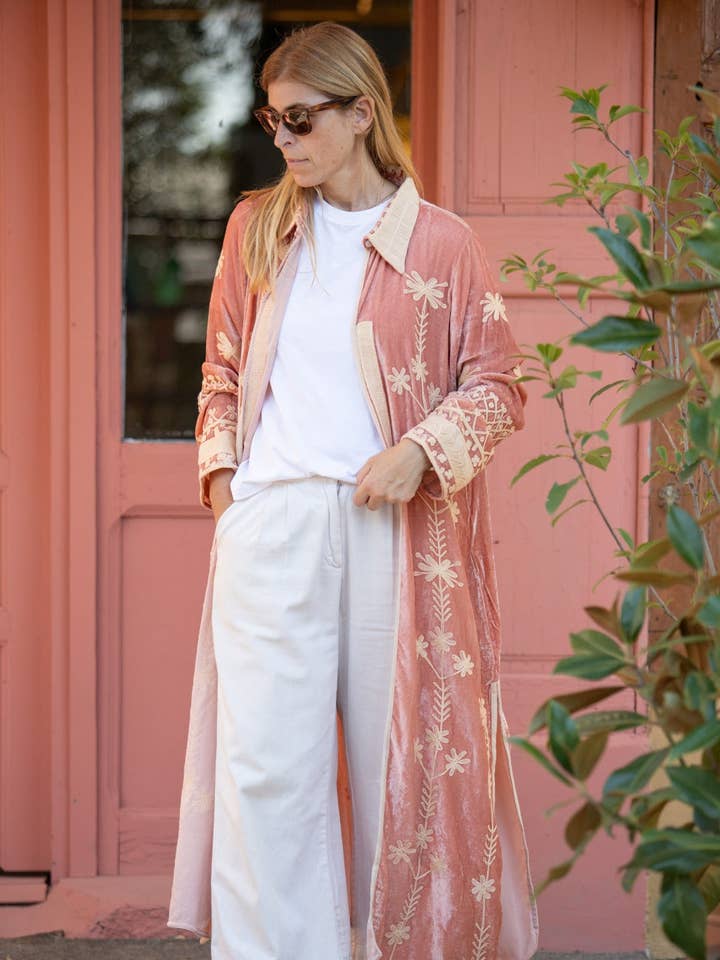 Kimono en velours de soie brodé pour la vente par Sanjanaandme