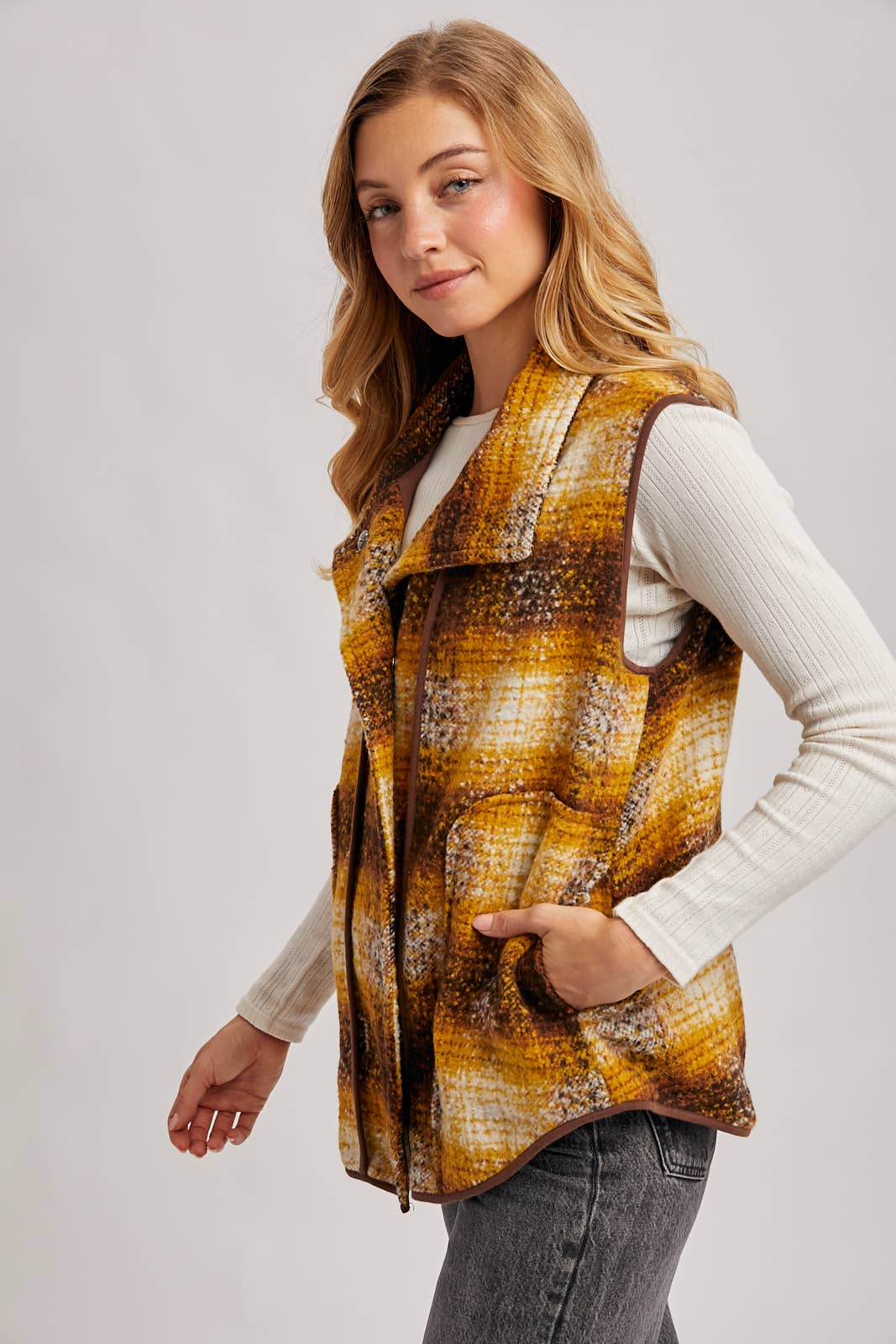 Bluivy – wholesale Outerwear Vest - Women’s – FLANNER PLAID VEST5