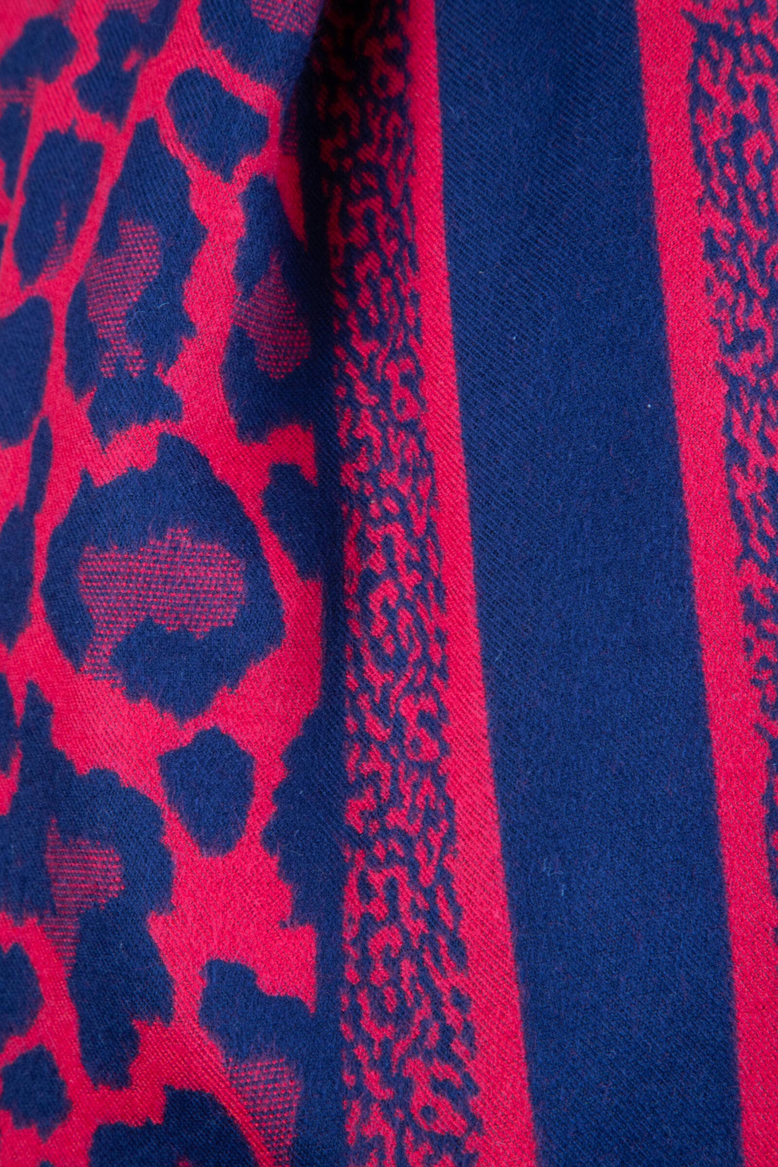 SAACHI - Wholesale Scarf - Women's - Reversible Leopard Pattern Scarf8