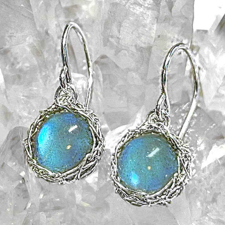 Nieuwe Maan Oorbellen Labradoriet In Zilver - Hangend Ontwerp voor wholesale door Arivka Jewelry