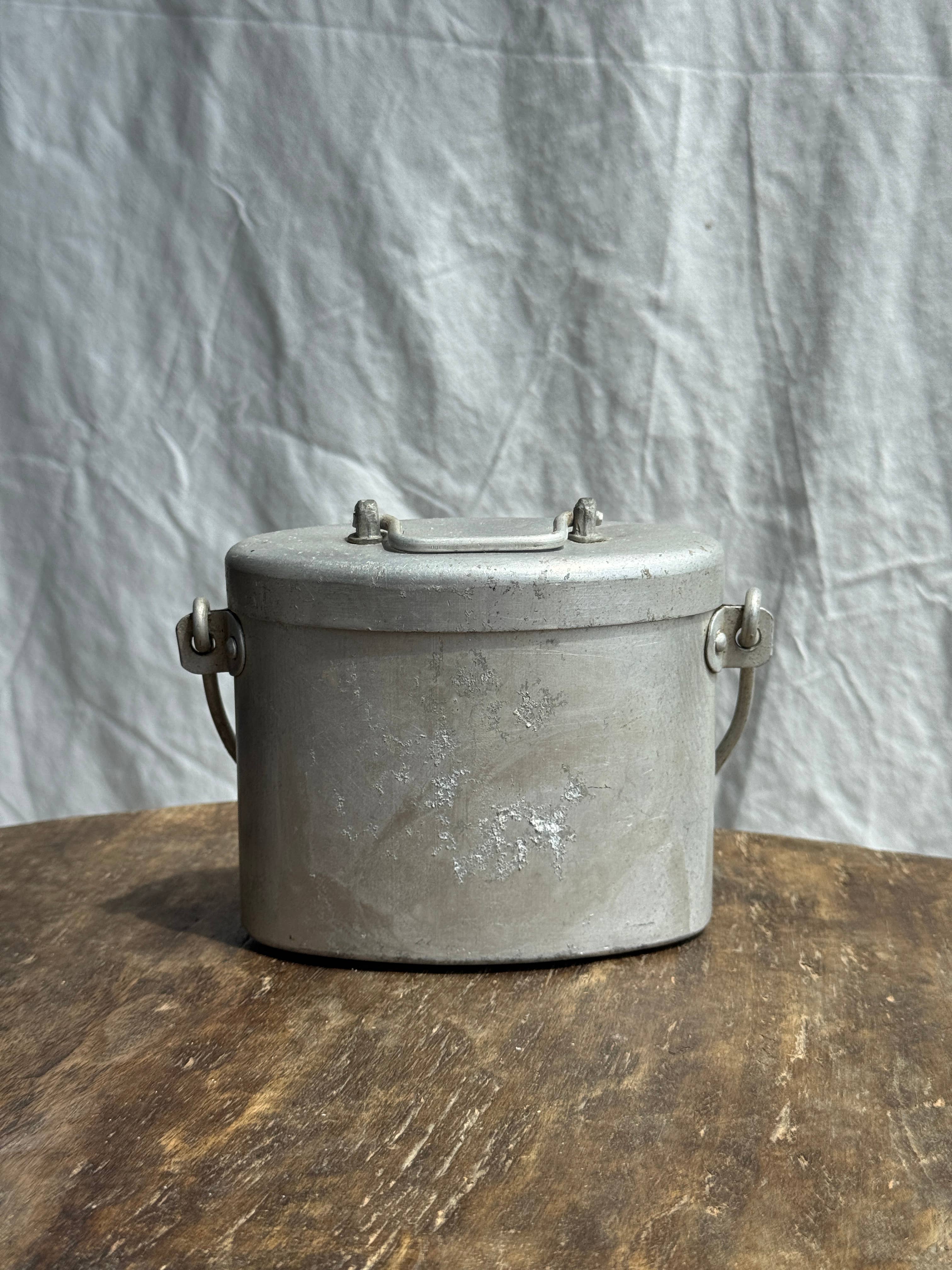 Office Objets – wholesale Prydnadslåda – Liten vintage oval matlåda med handtag och fack0