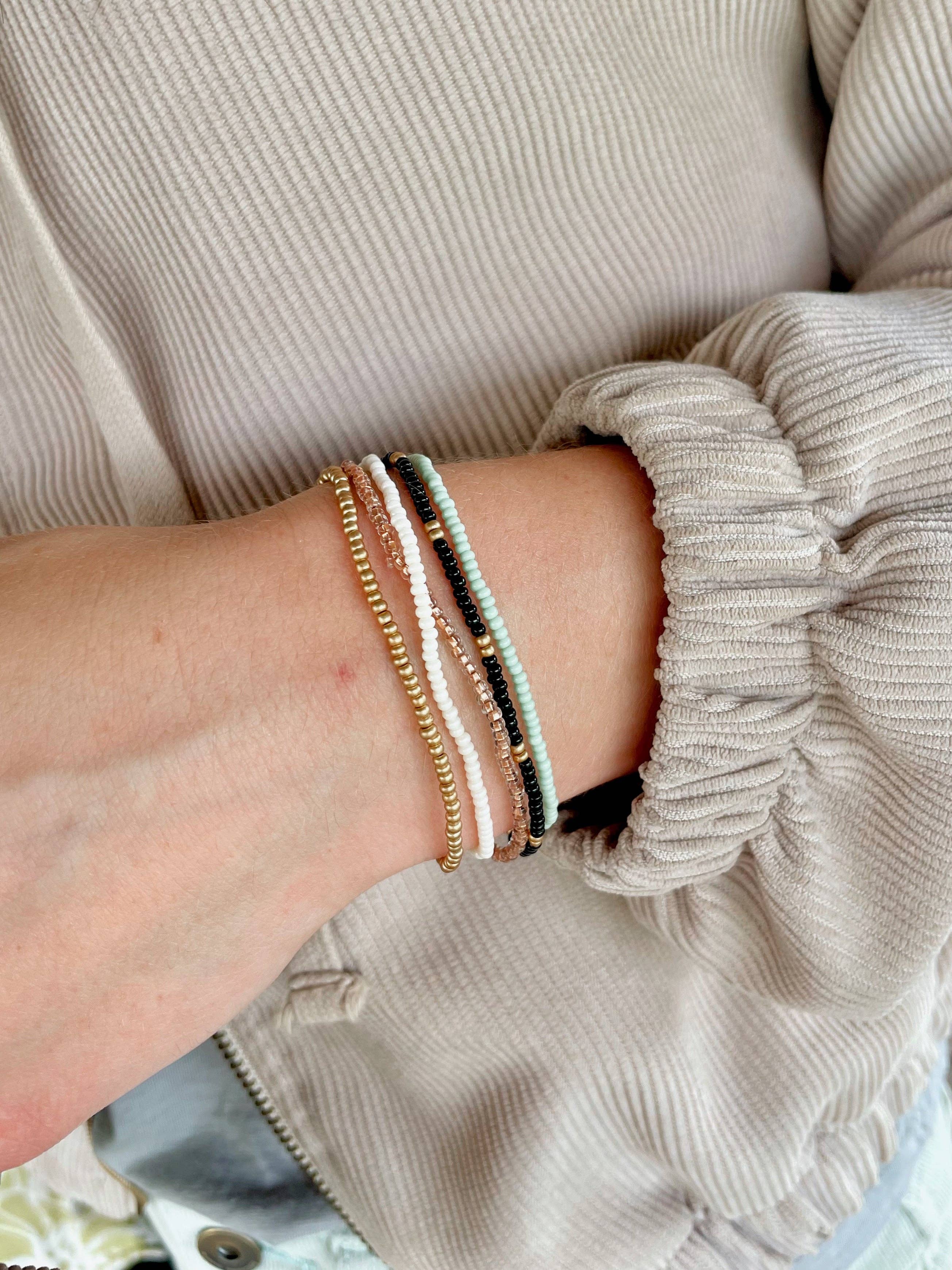 Caitlyn Clare Flair - Vente Parures de bijoux - Ensemble de bracelets extensibles délicats en perles, pile de bracelets en perles de rocaille3