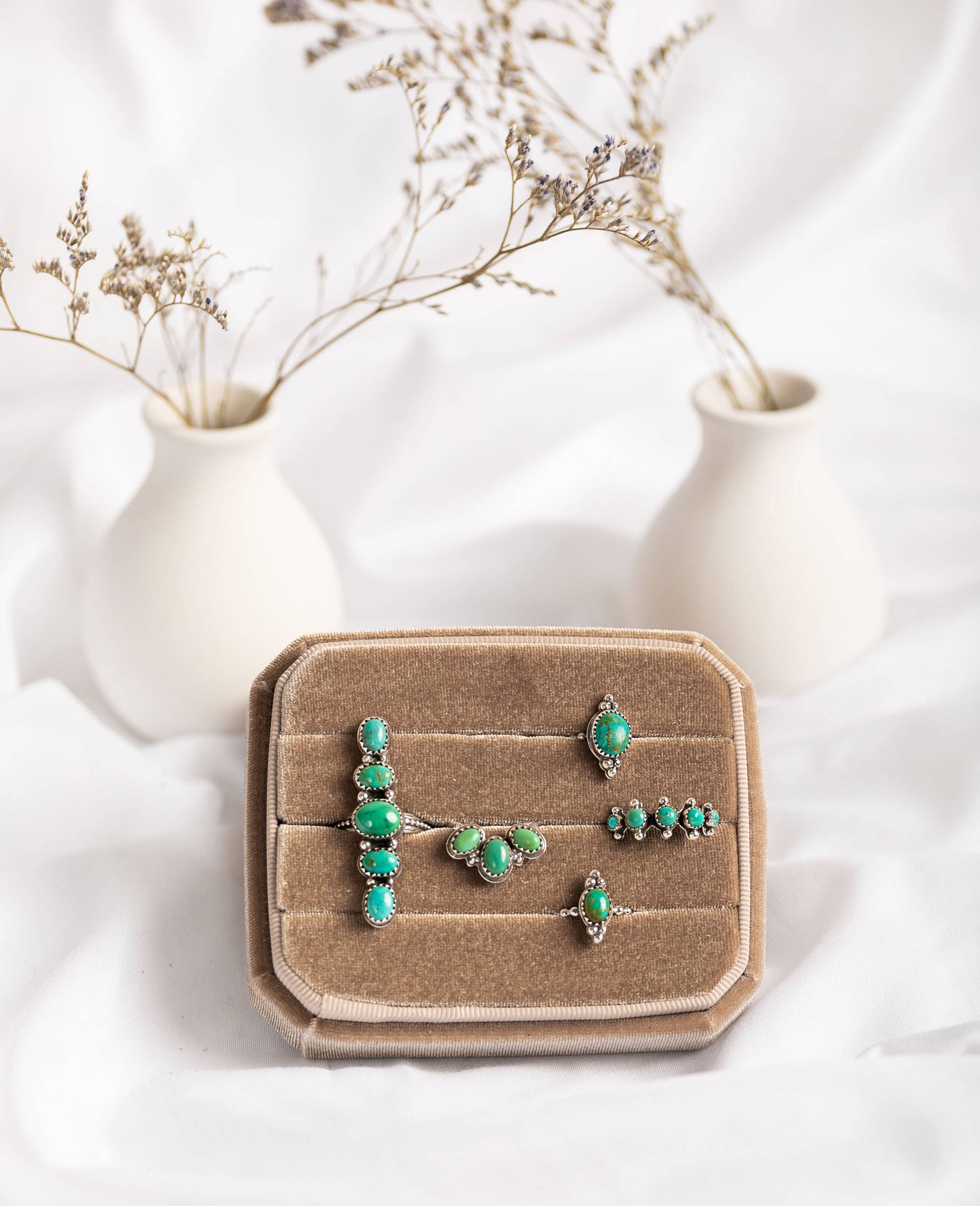 Moxie Maine - Vendita all'ingrosso Anelli multipietra - Anello curvo Luna in argento 925 con pietre multiple turchesi3