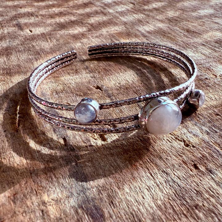 Trebädds månsten hamrad silverarmband / Justerbar / Bohemiska smycken för wholesale av Kaali Boutique