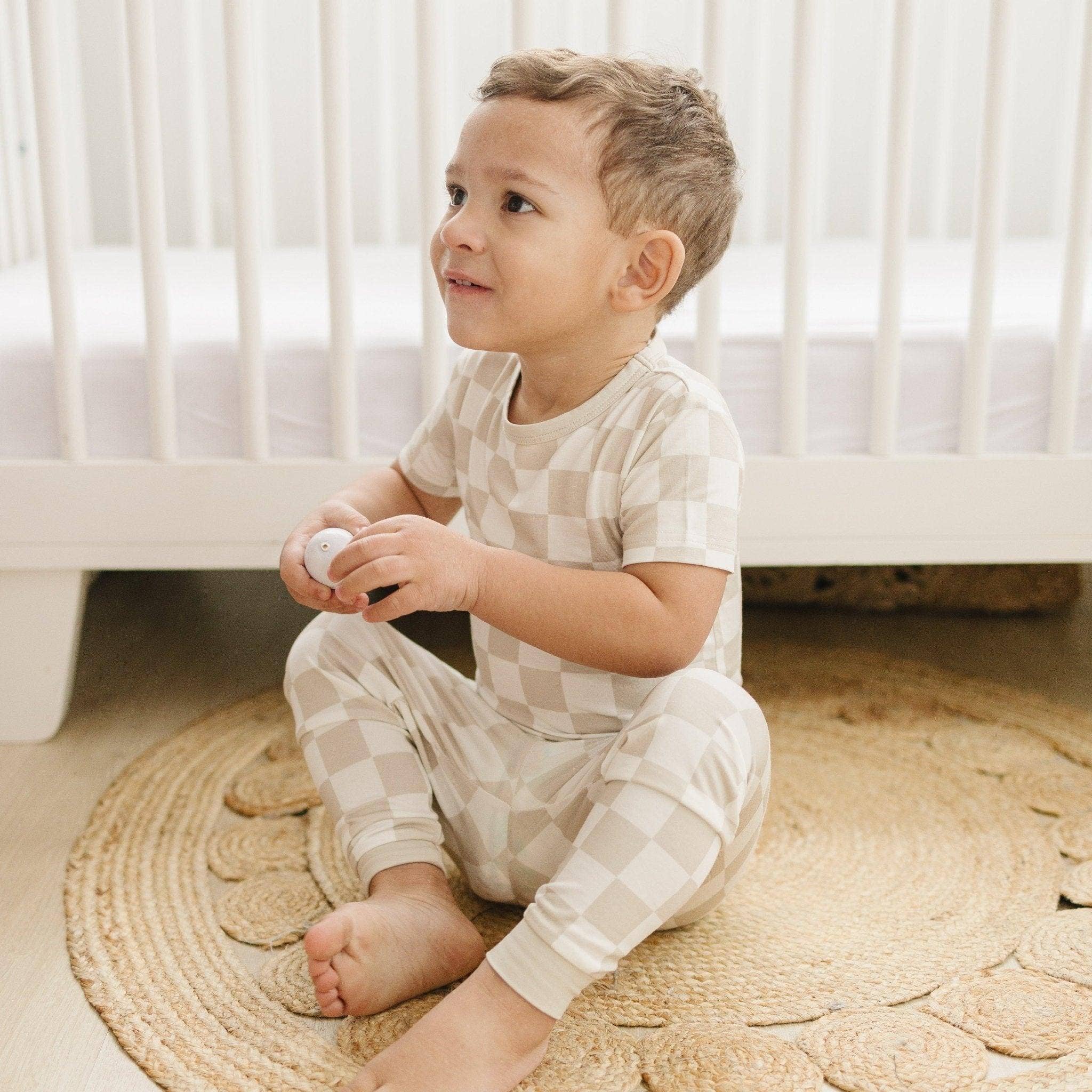 Little Joy Co. – Großhandel Schlafanzug-Set – Kinder – Neutrale Checker 2-teiliges Bambus-Pyjama-Set1