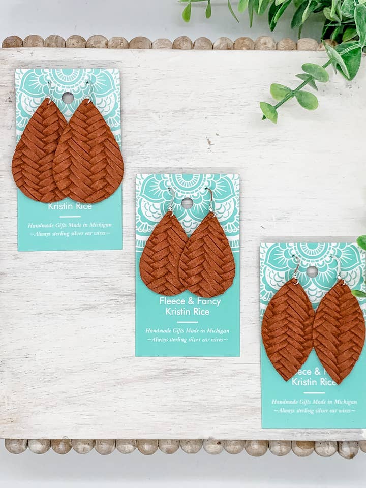 Pendientes de cuero oxidado hechos a mano con patrón de cola para venta al por mayor de Fleece & Fancy