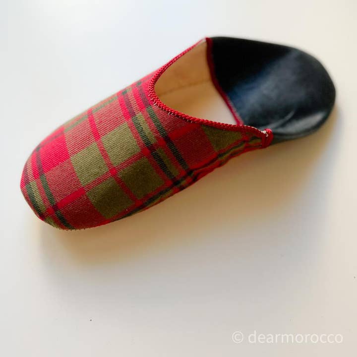 Babouche marocaine en cuir avec tissu à carreaux rouges // Pologne pour la vente par dear Morocco