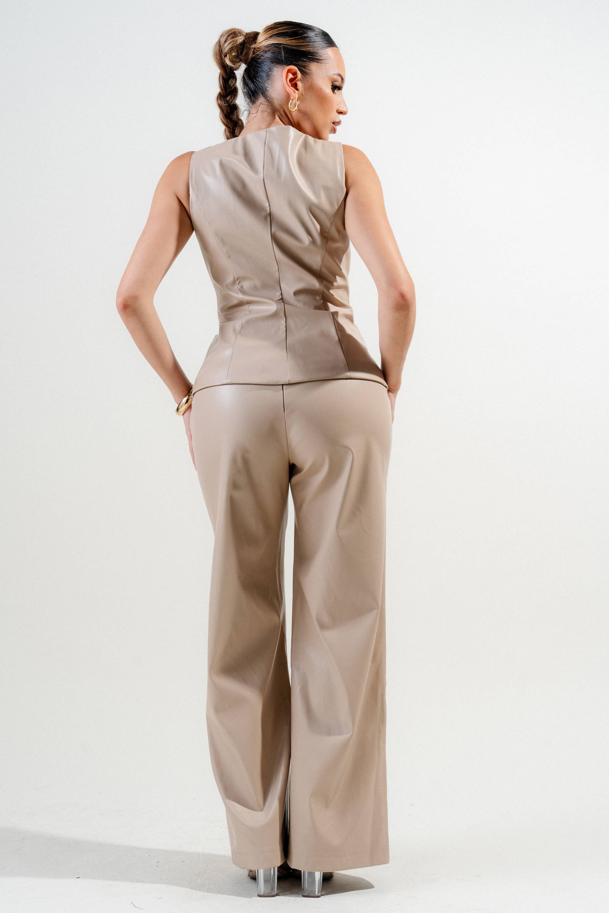 PRIVY - Vendita all'ingrosso Completo top e pantaloni (NON loungewear) - Donna - Completo pantaloni a gamba dritta in finta pelle elasticizzata con gilet blazer HS5021S.7