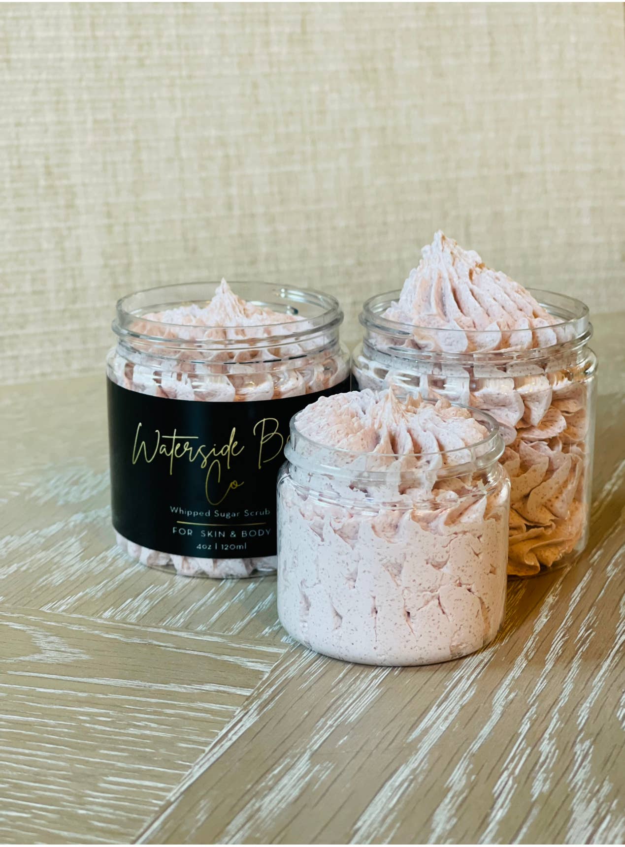 Waterside Bath Co - Vente Gommage/exfoliant pour le corps - Gommage au sucre fouetté aux orchidées ensorcelées1