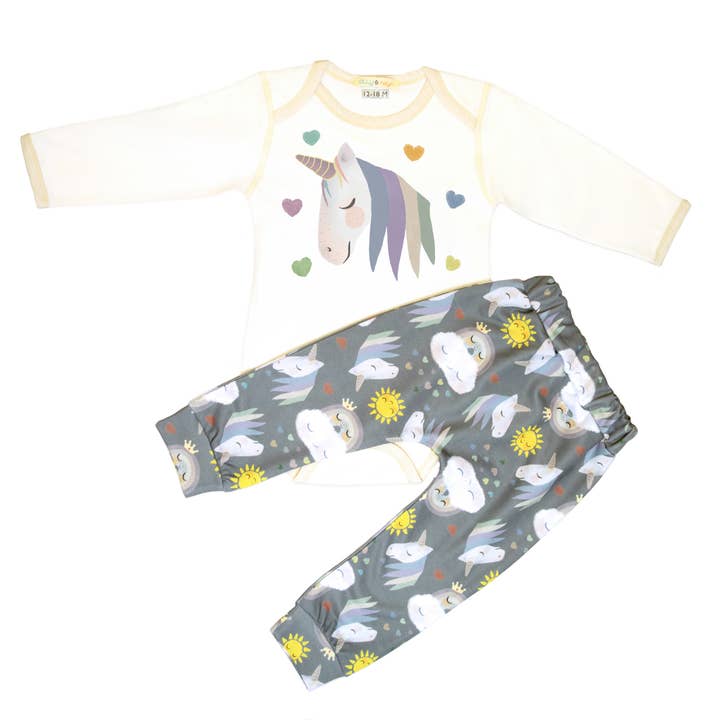 Conjunto de pijama de unicornio + pantalón con estampado de sol, nubes y arcoíris para venta al por mayor de Olly & Arya