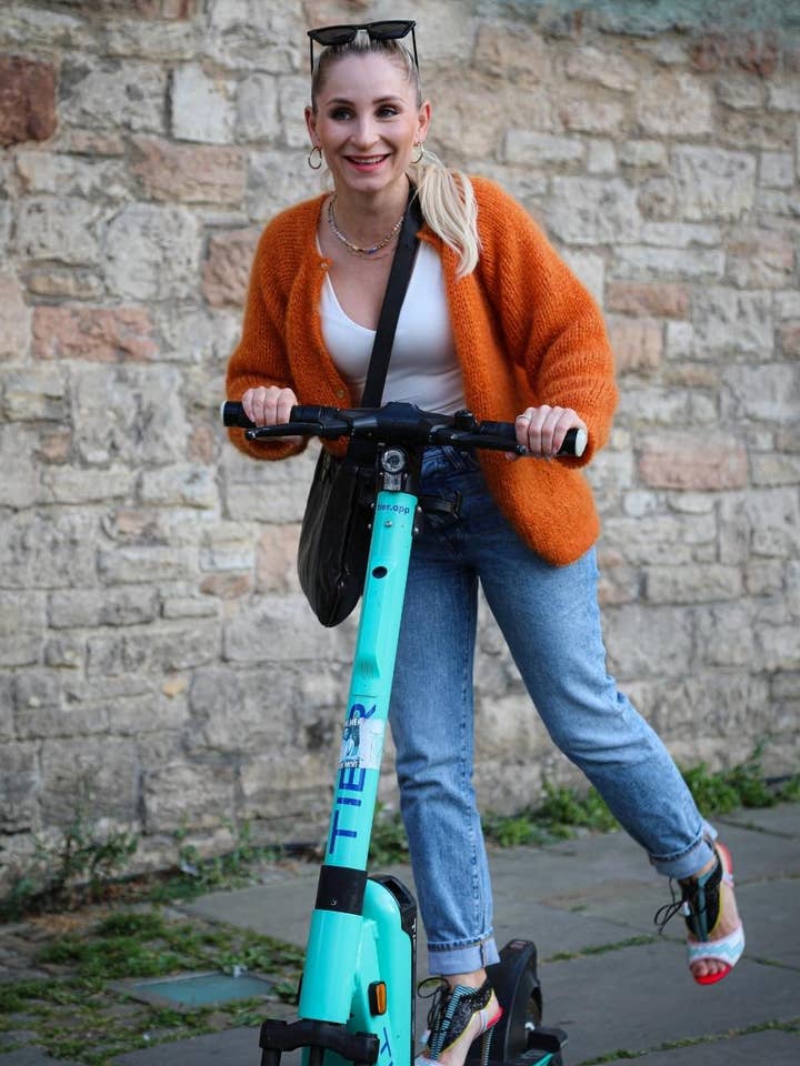 Cardigan - SANTA BARBARA - orange frais pour la vente par Lola Meinhardt