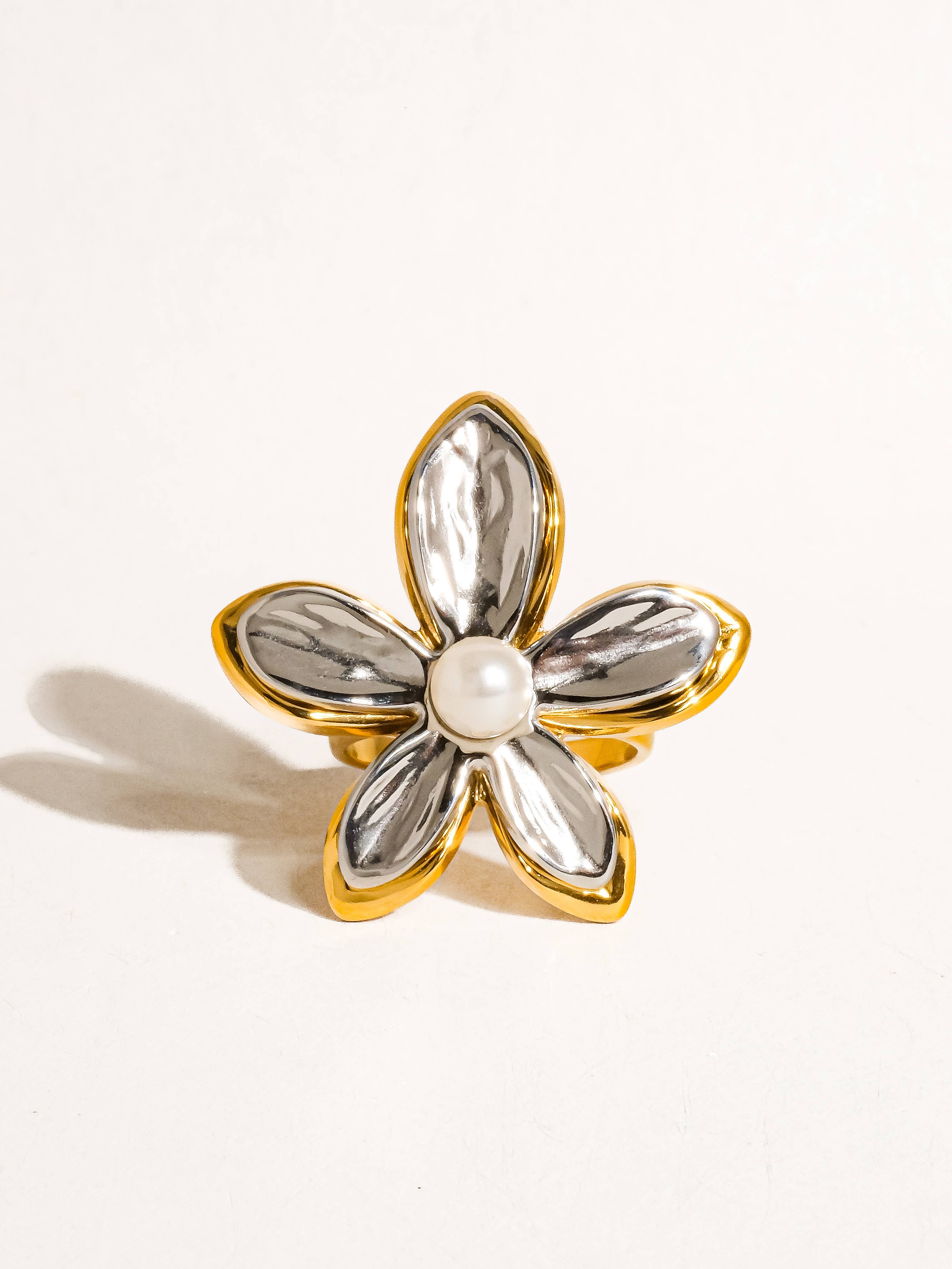 Flânerie by MAIQ – wholesale Cocktail/statement ring – Killian 18K Gold Non-Tarnish Pearl Flower Ring1