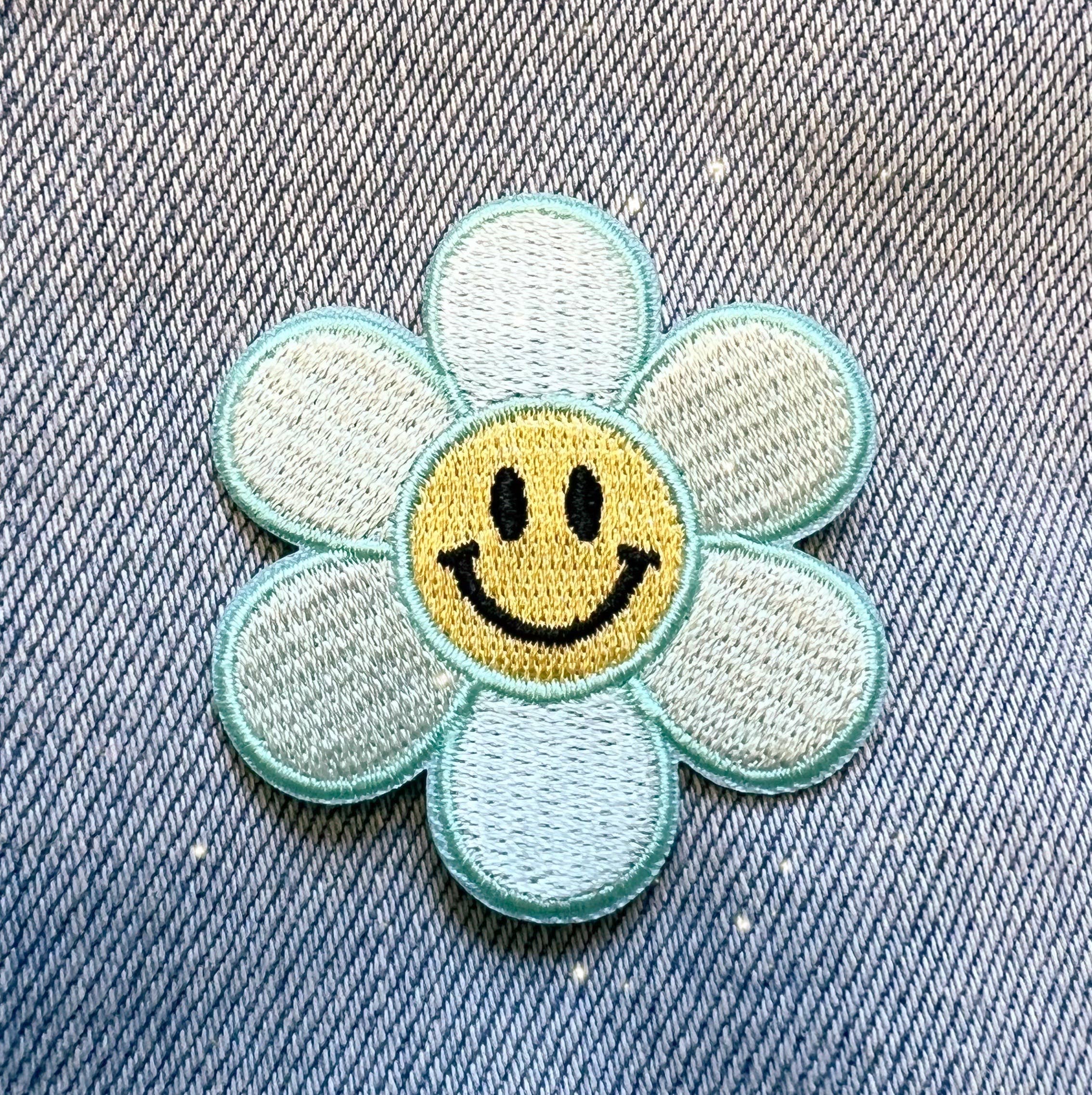 Wildflower + Co. – wholesale Lapp – Smiley Daisy-broderimärke i flera färger5