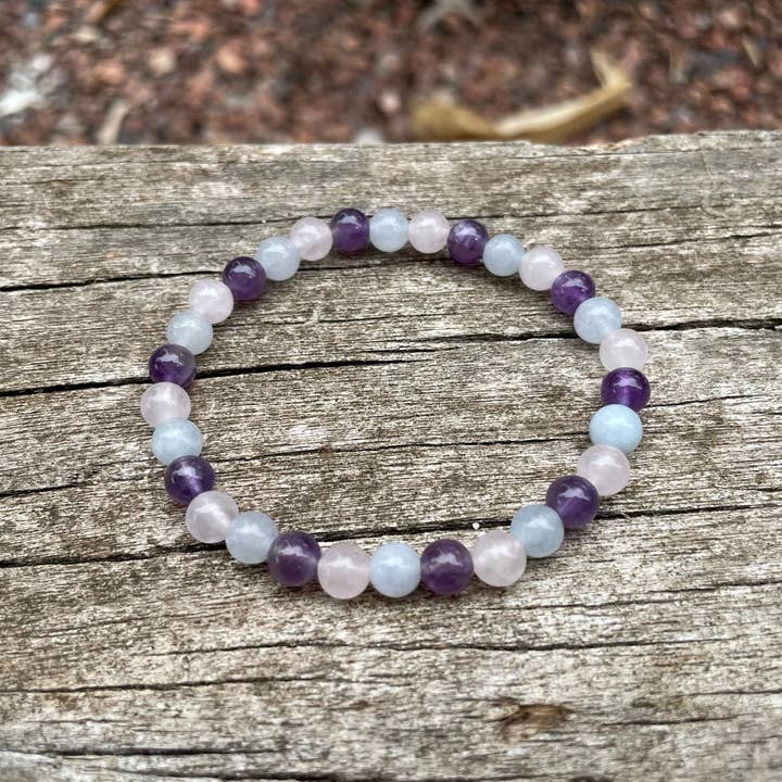 Akvamarin, lyserød kvarts og ametyst tredobbelt beskyttelse elastisk litoterapi armbånd, fremstillet i Frankrig for engroshandel hos Boutique Bohème