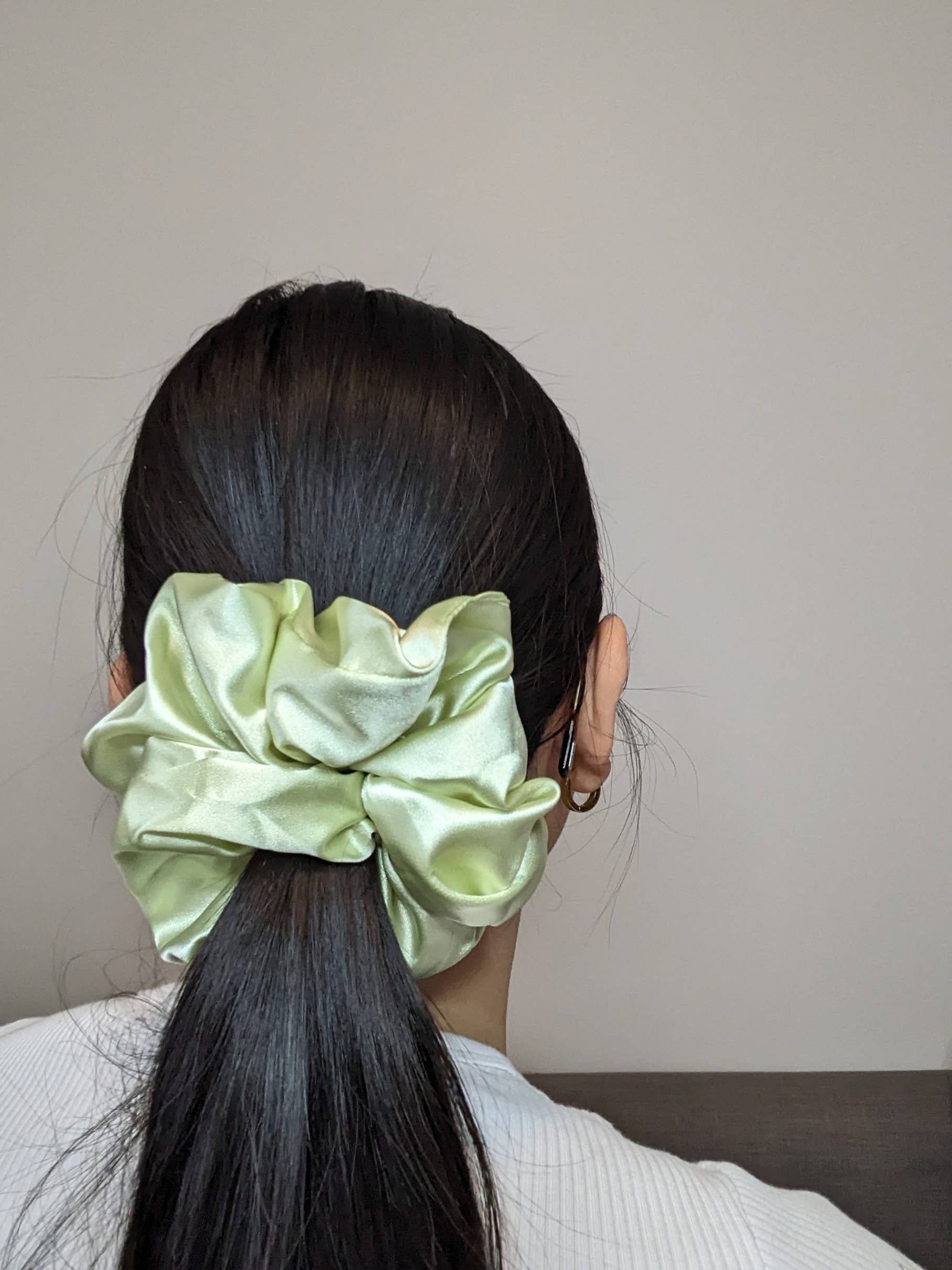 Janzy – Großhandel Haargummi – Damen – Extraglänzendes Haargummi aus seidenseidenem Satin13