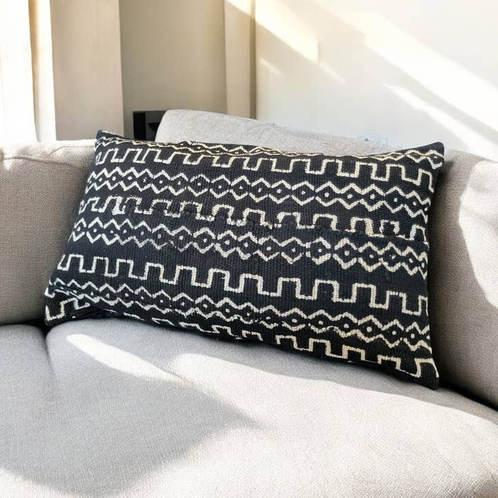 Housse de coussin - Housse de coussin en tissu de boue malien noir 30x50 pour la vente par Artisan by MF