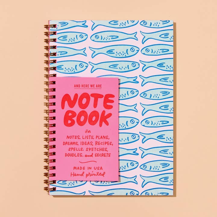 And Here We Are - Wholesale Notitieboekje - Sardines Letterpress A5 Spiraal Notitieboek - Gemaakt in de VS - Zeevruchten - Oceaan - Strand - Dieren - Foodie - Kust - Terug naar School, Inwijdingsgeschenk - Sinterklaascadeautje, Feestdagen, Cadeaugids0